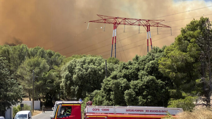 Riesie Rauchwolken: Feuer Bei Marseilleschluss

