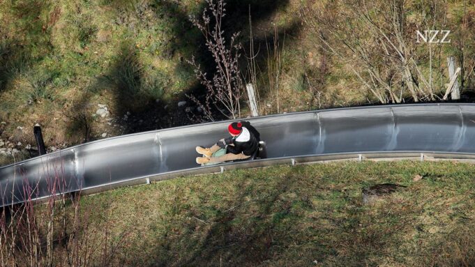 Rückenlegenund Dreipunkt-Gurteweirdenhfen

