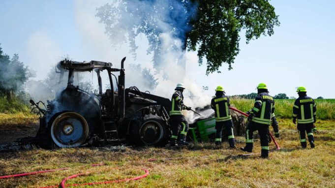 Rümpels Feuer auf Feld: Traktor Brennt Komplett AUS

