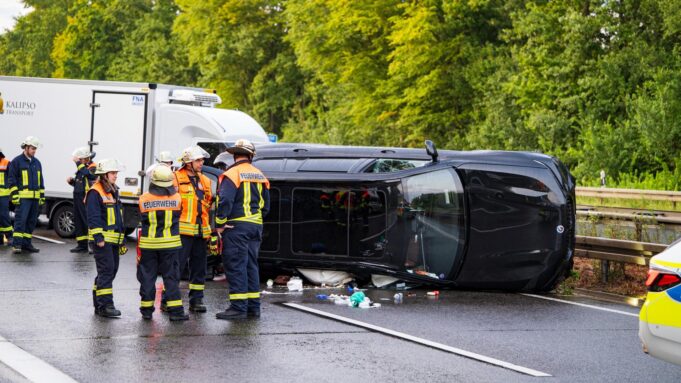 SUV MitSechsköpfiGernfamilie kippt a5 beii beii beii bei Nachricht im Ticker | Hessenschau.de

