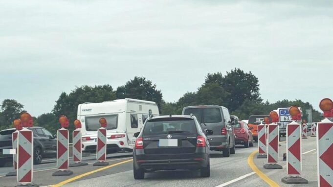 Stau vor Raderhochbrückedurch Reiseverkehrehr


