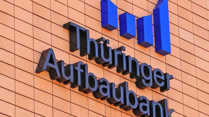 THEUINGER BANK REGHNET SAUSE IM HANGAR ÜBER FÖRDERMITTELAB

