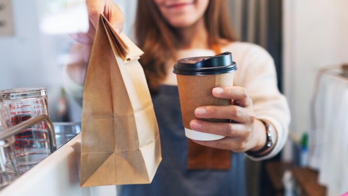 Verpackungssteuer? Snacks und Kaffee 