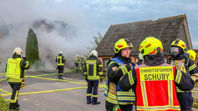 feuer ein der a7 bei schleswig: dannework brennts garagenkoplex

